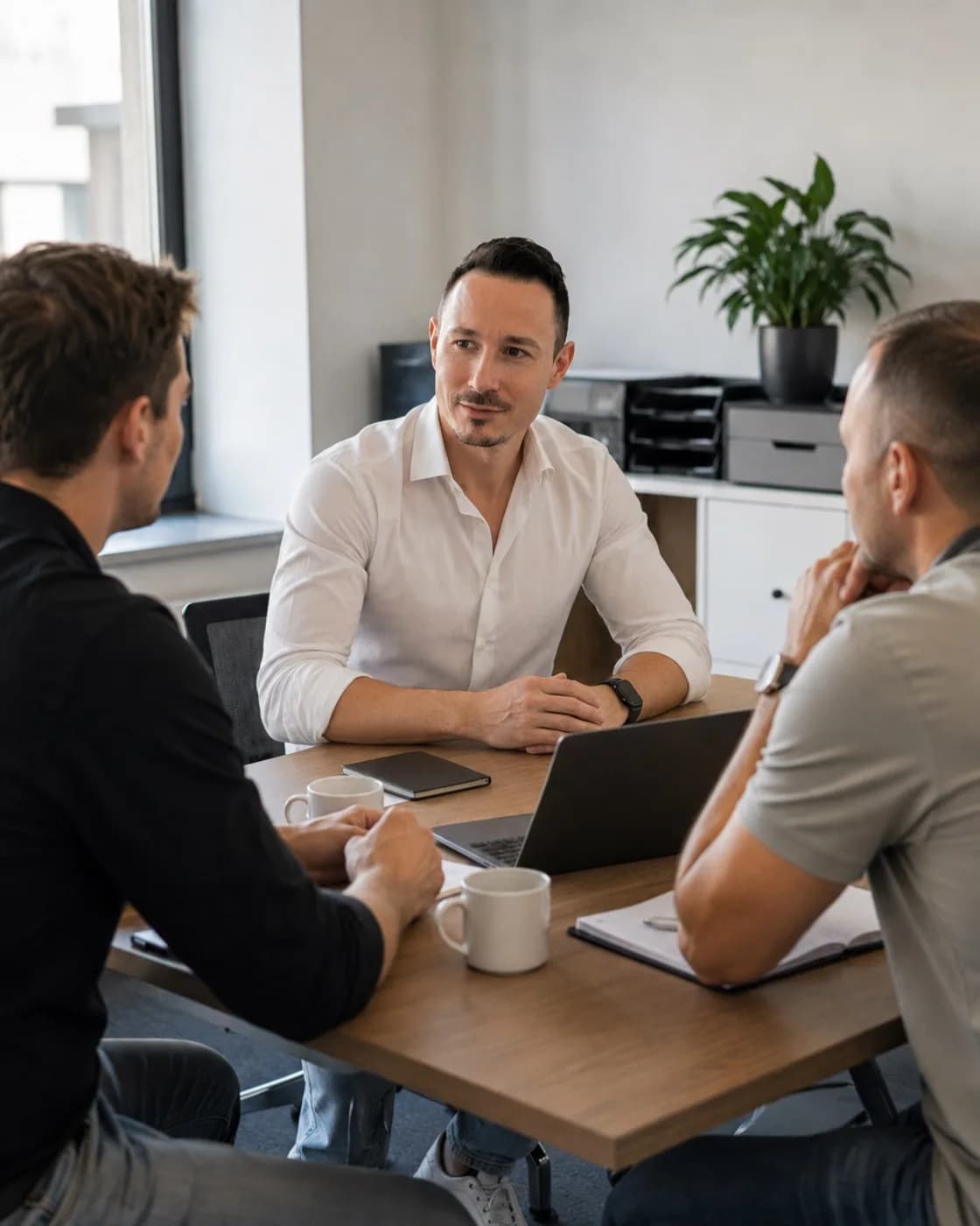 Manuel Dandler im Gespräch am Besprechungstisch